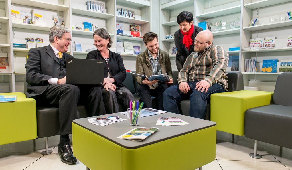 Campus Lounge Jugendliche und ältere Menschen unterhalten sich