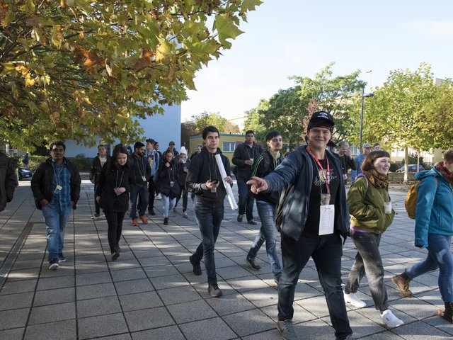 Aufbruch am Zentralcampus zur Stadtrallye durch die Cottbuser Innenstadt