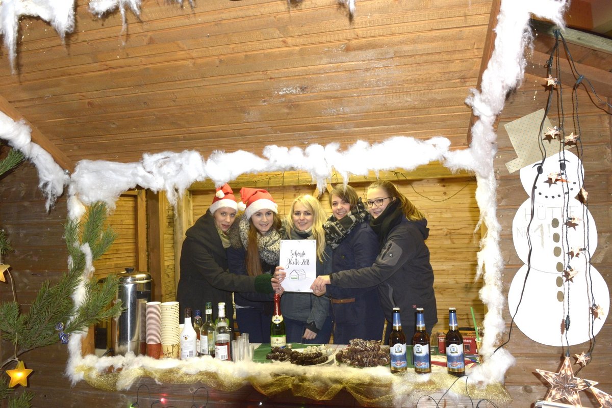 Studentinnen des Siegerteams im Wettbewerb 201 um die am schönsten gestaltete Weihnachtshütte präsentieren ihre Urkunde für den ersten Platz.