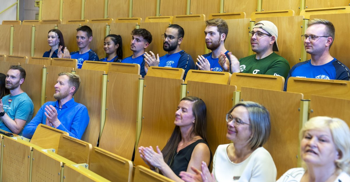 Vertreterinnen der unterstützenden Unternehmen und Institutionen mit Studierenden aus dem Team Lausitz Dynamics sitzen im Hörsaal.trum.