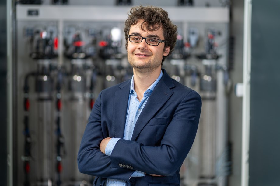 Mr Abendroth, the Vice-Dean of Faculty 2 at the Cottbus campus, is wearing a blue shirt and a blue jacket. With his arms crossed and a smile on his face, he looks directly into the camera.