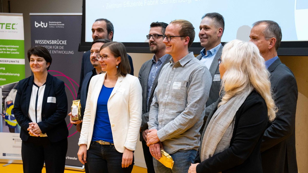 Eine Gruppe aus den Speakern des Transfertags stellt sich zum Gruppenfoto auf.
