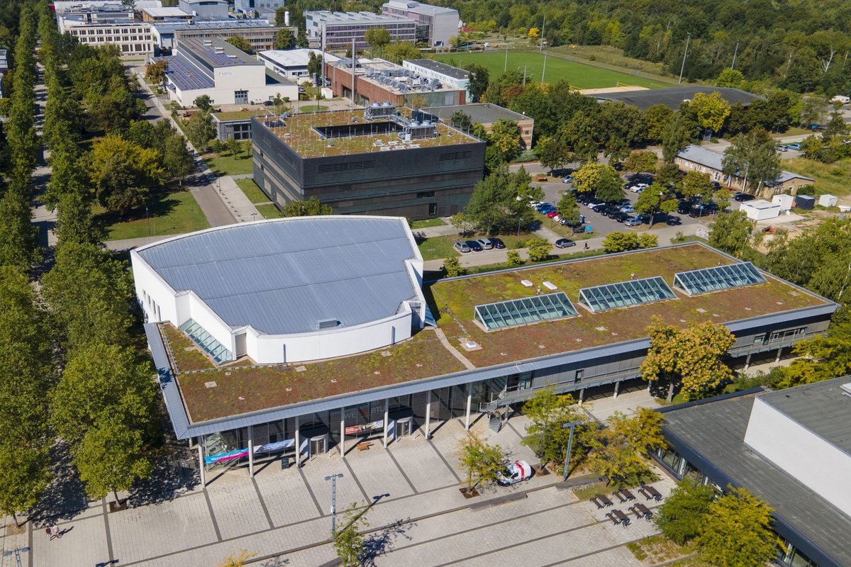 Blick auf das Zentrale Hörsaalgebäude am Zentralcampus der BTU,