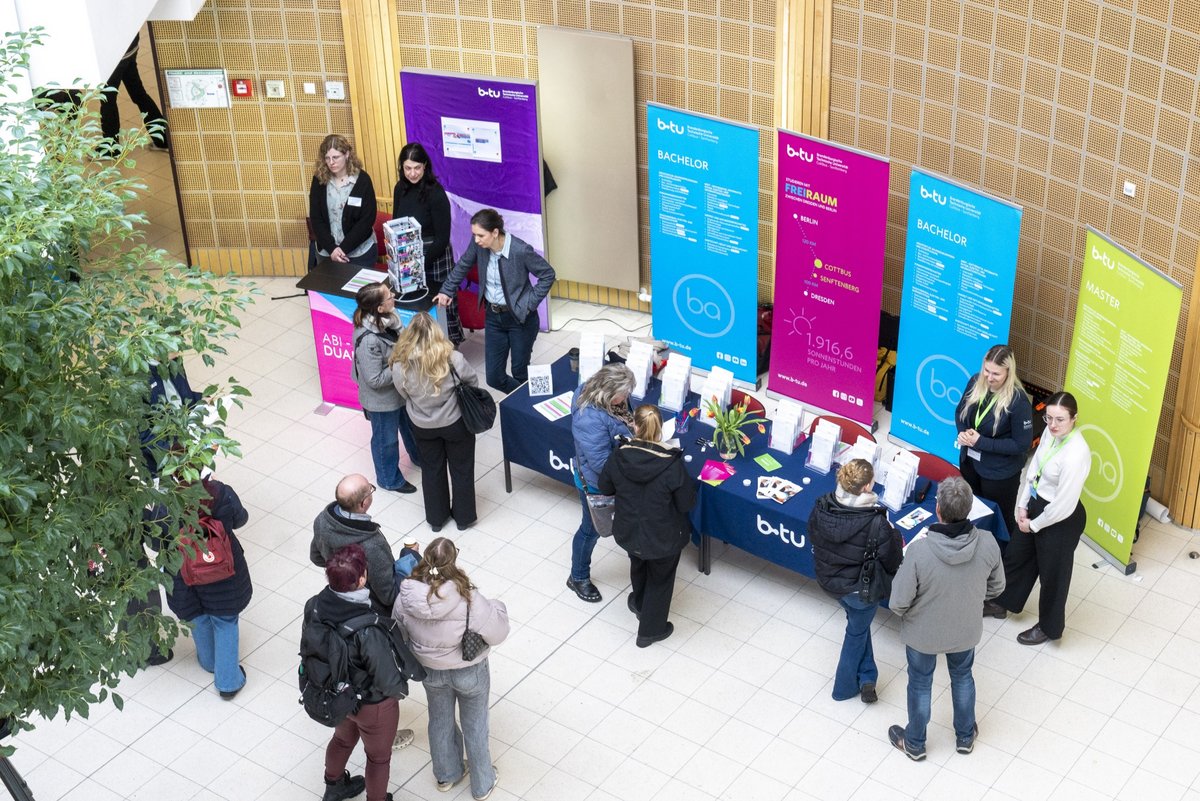 Studieninteressierte an den Beratungsständen im Foyer des Konrad-Zuse-Medienzentrums.