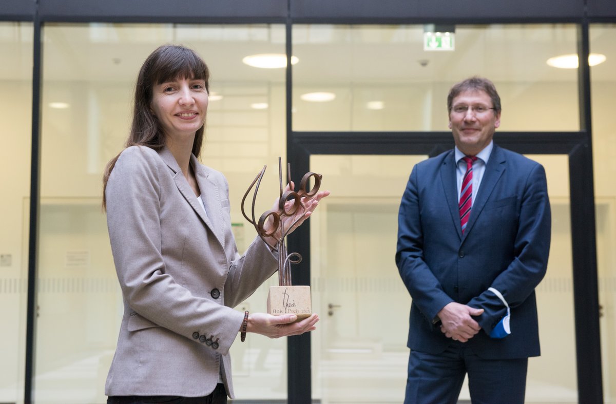 Franka Schuster und Prof. Beckmann bei der Preisübergabe