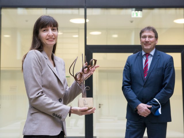 Franka Schuster und Prof. Beckmann bei der Preisübergabe