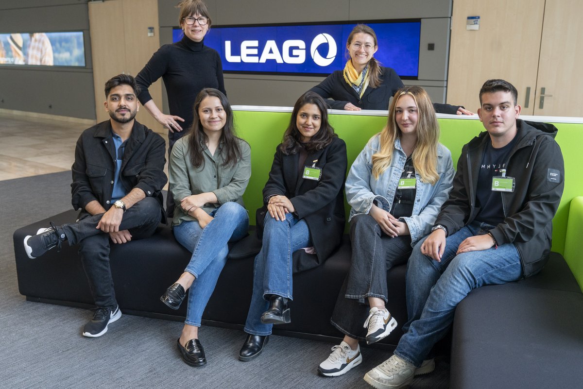 Die Gewinner*innen und Betreuerinnen der EUNICE Student Research Clubs @ LEAG. (hinten: Daniela Hertzer (LEAG) und Adriana Handrich (BTU Cottbus-Senftenberg), vorne (v.l.n.r.: Syed Arham Qadri (Universität Catania), Maria Gomez (Universität Karlstad), Natasha Bhaskar Shinde (BTU Cottbus-Senftenberg), Christina Rodopitheou (Universität Peloponnes) und Georgios Koutsikas (Universität Peloponnes)) (Foto: BTU, Ralf Schuster)