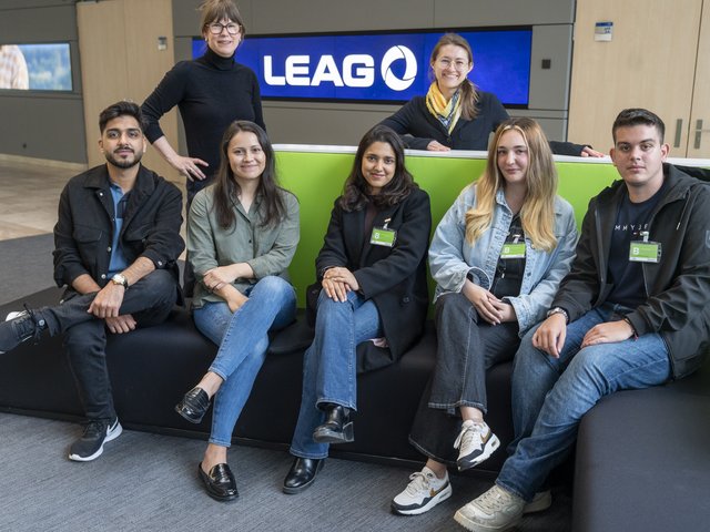 Die Gewinner*innen und Betreuerinnen der EUNICE Student Research Clubs @ LEAG. (hinten: Daniela Hertzer (LEAG) und Adriana Handrich (BTU Cottbus-Senftenberg), vorne (v.l.n.r.: Syed Arham Qadri (Universität Catania), Maria Gomez (Universität Karlstad), Natasha Bhaskar Shinde (BTU Cottbus-Senftenberg), Christina Rodopitheou (Universität Peloponnes) und Georgios Koutsikas (Universität Peloponnes)) (Foto: BTU, Ralf Schuster)