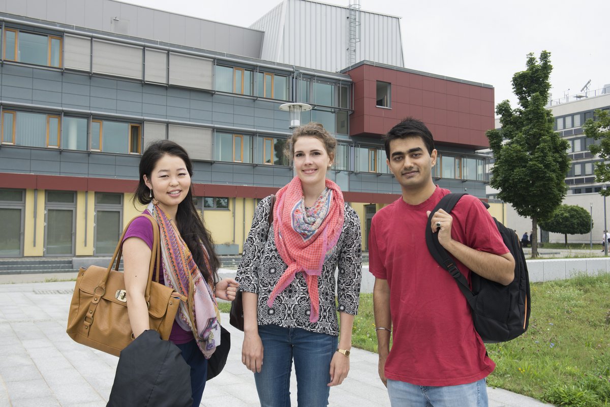 Studierende vor dem Gebäude der Biotechnologie in Senftenberg