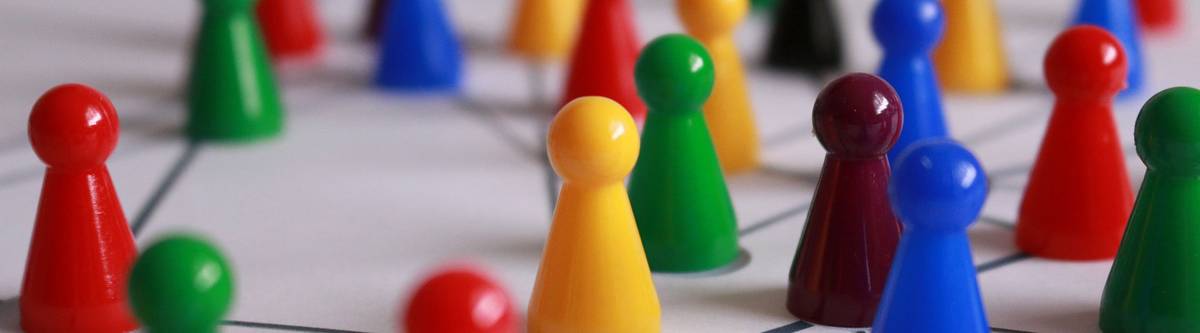 Informationen und Links Mensch-ärgere-dich-nicht-Figuren auf einem Netzwerk