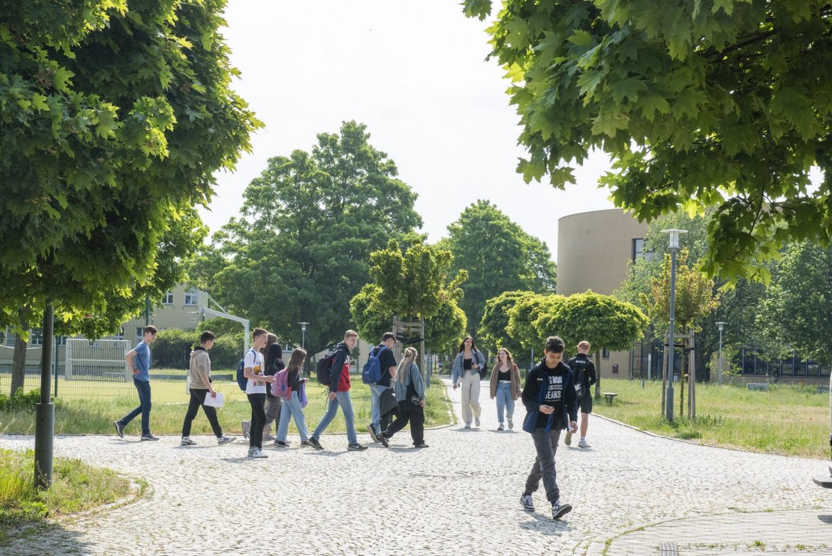 Schueler*innen auf dem BTU-Campus in Senftenberg.