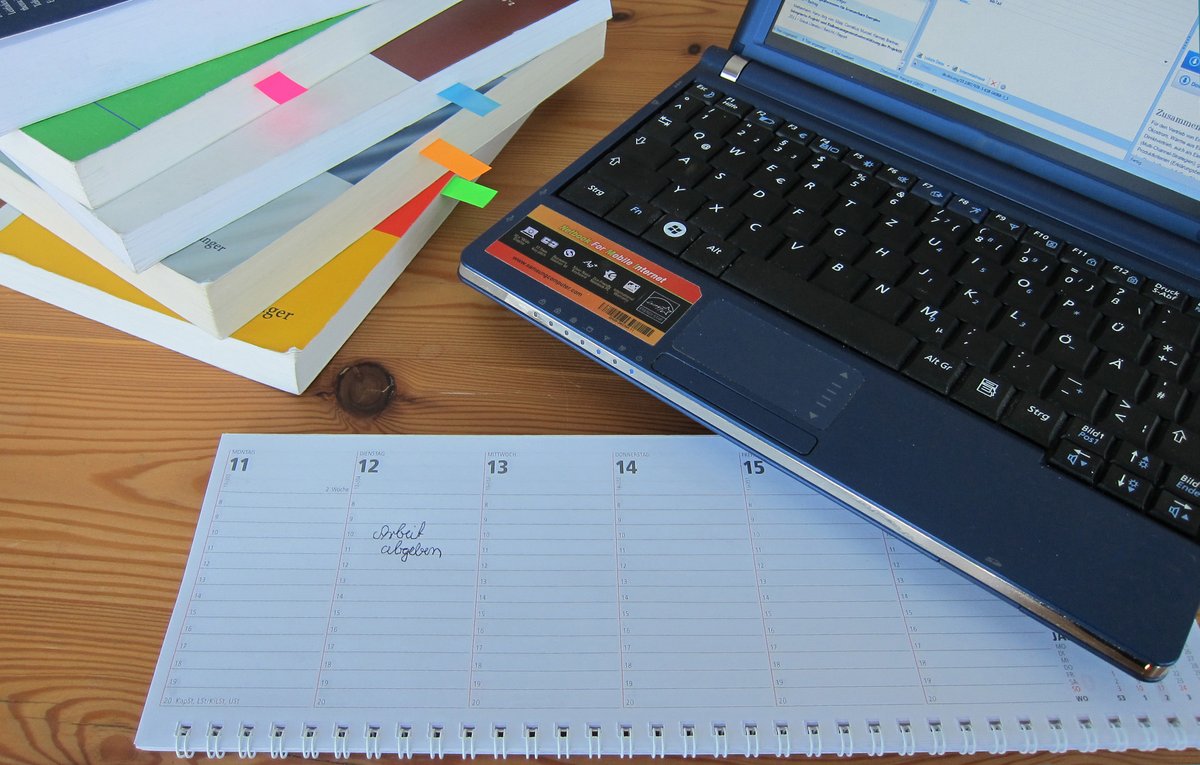 Buecher, Laptop, Kalender (Foto: Bibliothek)