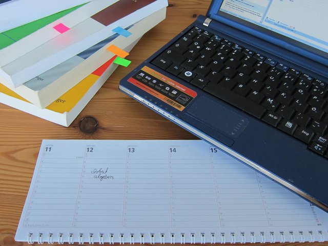 Buecher, Laptop, Kalender (Foto: Bibliothek)