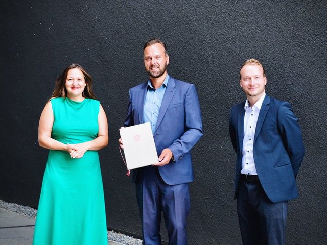 Prof. Dr.-Ing. Holger Seidlitz holding the funding notification in his hands