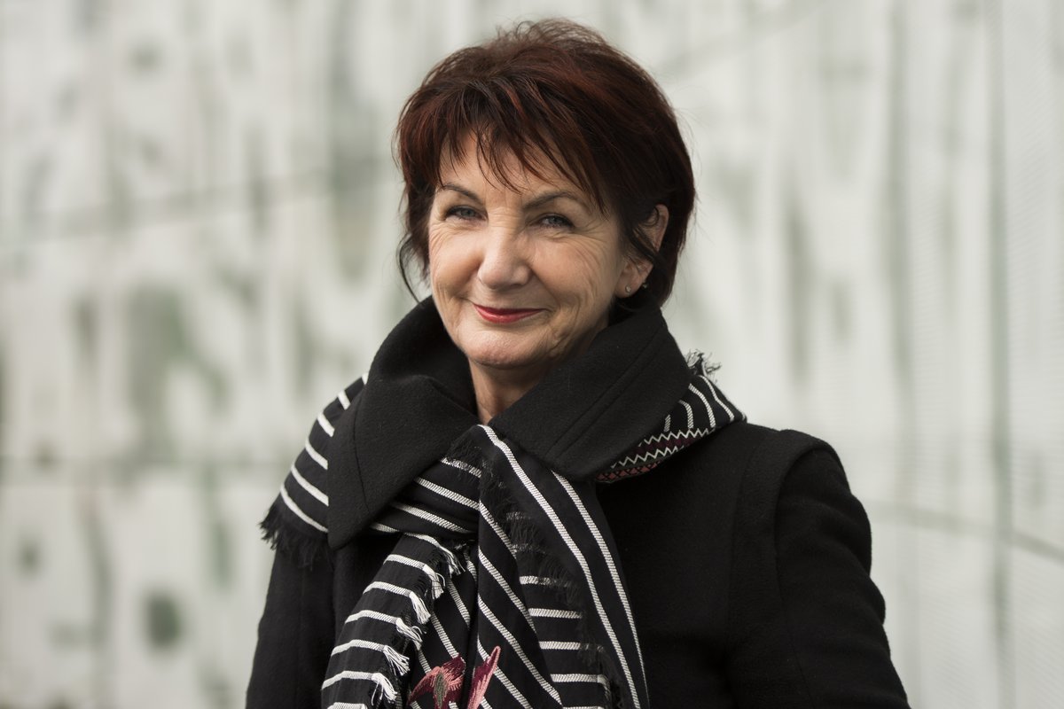 Frau Mettke, die Beauftragte für Praktika, trägt eine schwarze Bluse und einen schwarzen Schal. Sie schaut direkt mit einem Lächeln in die Kamera.