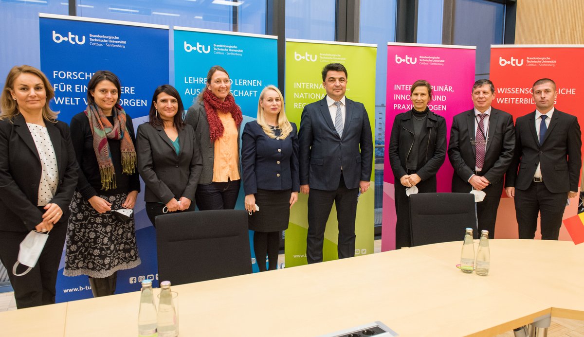 Gruppenbild im Senatssaal am Zentralcampus 