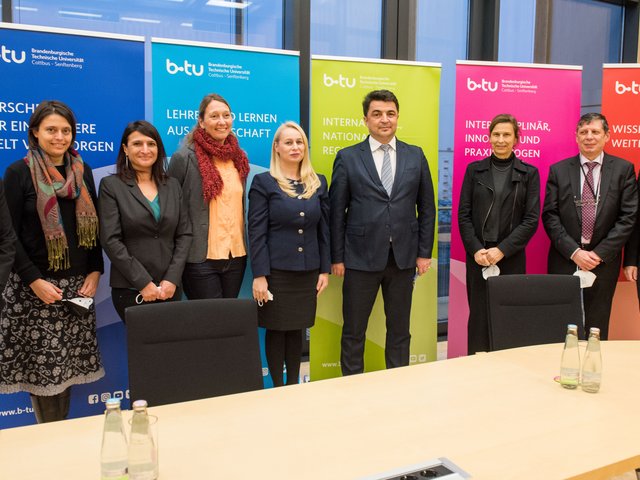 Gruppenbild im Senatssaal am Zentralcampus 