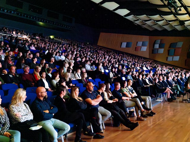 [Translate to Englisch:] Blick in den Saal der Stadthalle