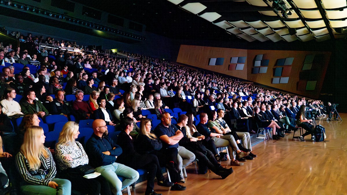 [Translate to Englisch:] Blick in den Saal der Stadthalle