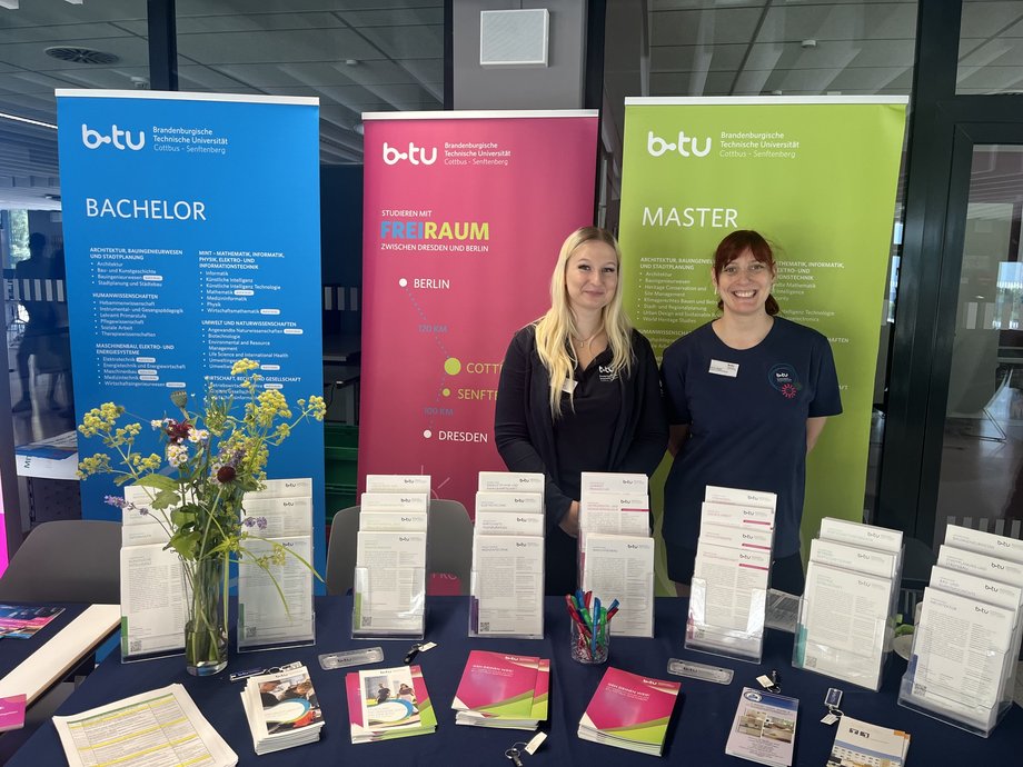Stand der Zentralen Studienberatung und der Studienorientierung zum Studiengangs-Angebot an der BTU Cottbus-Senftenberg. Info-Roll-Ups zeigen die Bachelor- und Masterstudiengänge, Flyer zu allen Bachelorstudiengängen sind am Stand erhältlich.
