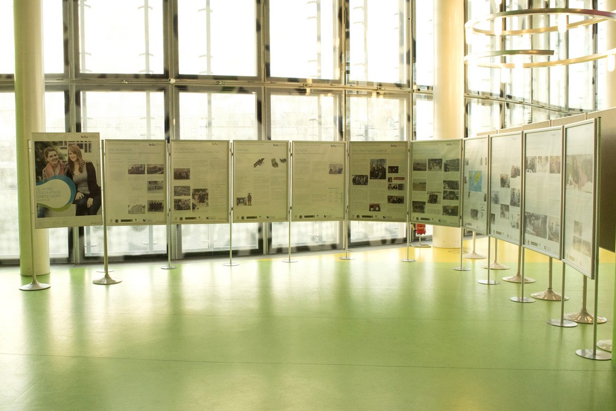 Die Ausstellung "70 Jahre Studieren in Senftenberg" im Foyer des IKMZ.