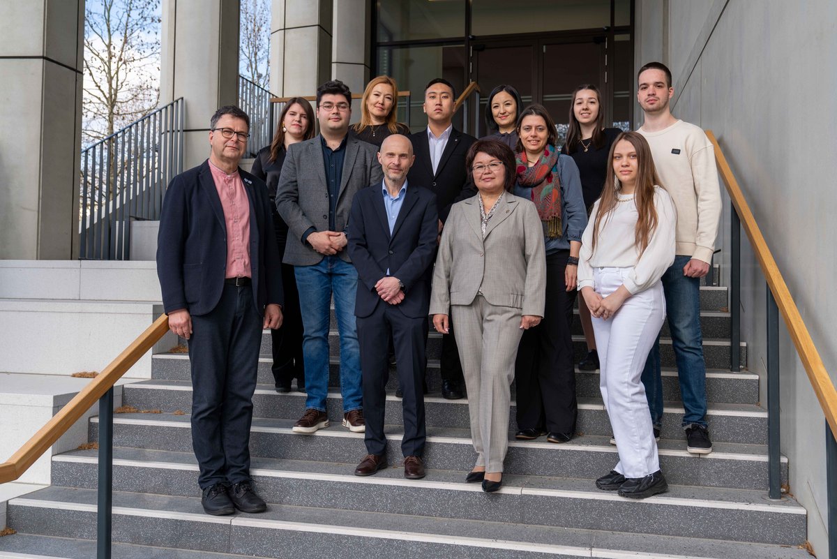 Group photo in front of the research center 3H at the central campus of the BTU in Cottbus