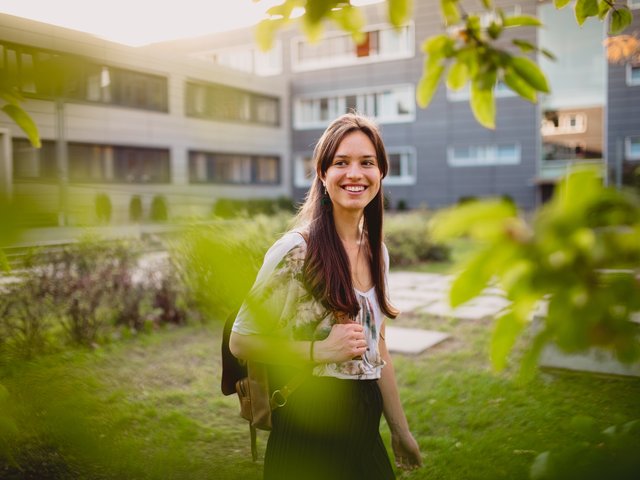 Studentin auf dem BTU-Campus