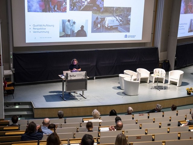  Prof. Dirk Labude bei seiner Rede auf der Jubiläumsveranstaltung Zehn Jahre „Forensic Sciences and Engineering