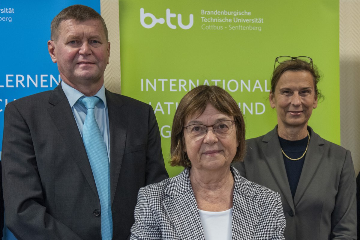 Auf dem Foto: Sozialministerin Ursula Nonnemacher (Mitte) neben Landrat Siegurd Heinze (links) und BTU-Präsidentin Prof. Gesine Grande (rechts). (Foto: BTU, Ralf Schuster)