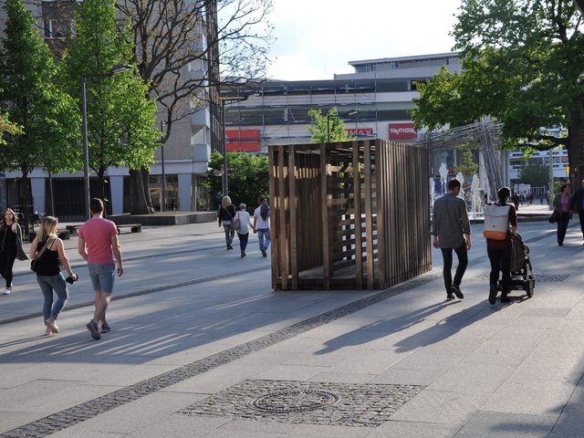 Die Skulptur am Platz am Stadtbrunnen.