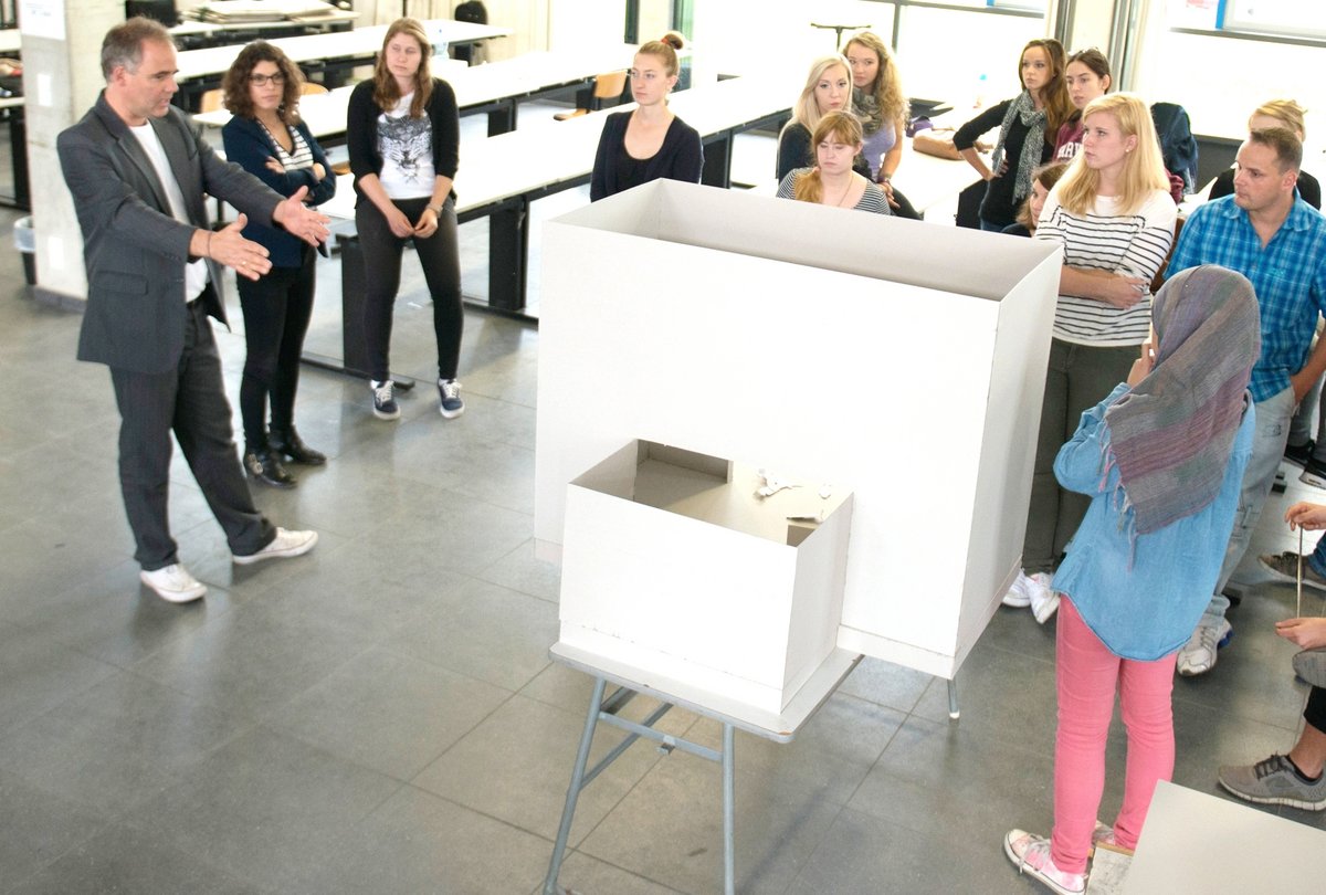 Zukünftige Architekturstudenten der BTU Cottbus–Senftenberg im Gespräch mit ienm Dozenten.