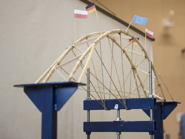 Auf einem Prüfstand wird die Belastbarkeit eines Brückenmodells gemessen.