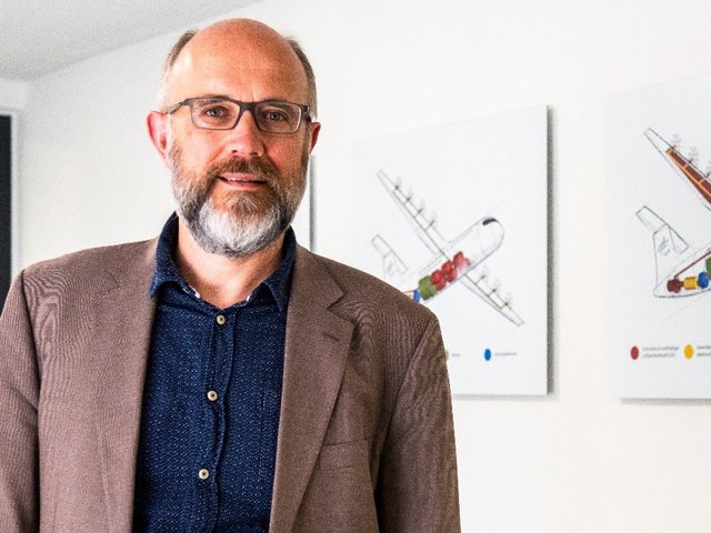 Portrait photo of Prof. Dr Lars Enghard.