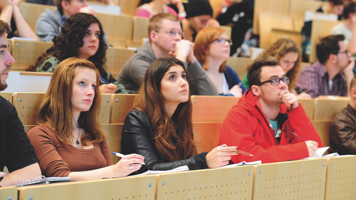 Studierende bei einer Vorlesung im Hörsaal