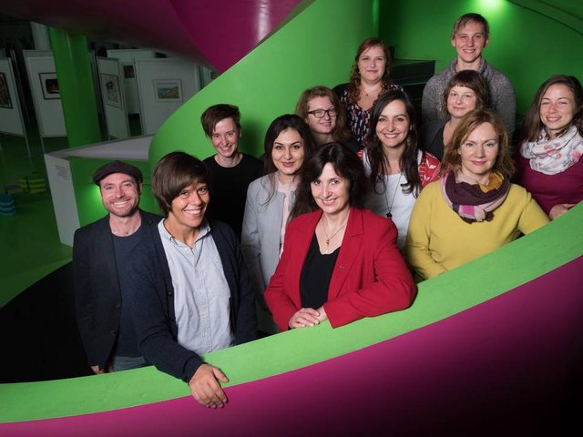 Gruppenfoto des Teams in der Bibliothek in Cottbus