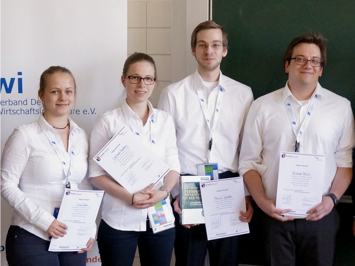 Die vier Gruppenmitglieder der Siegergruppe im Halbfinale zeigen Ihre Urkunden und Preis.