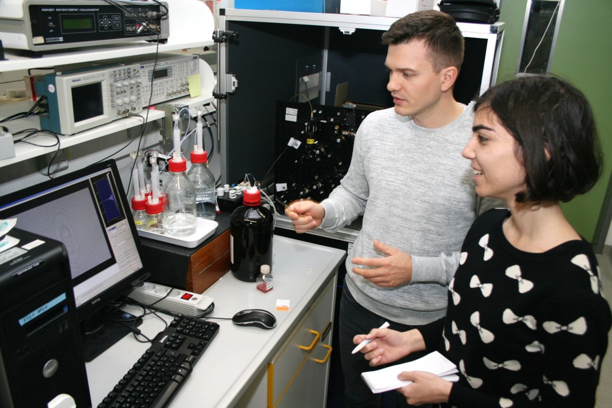 „Green Talents“–Preisträgerin Emily Elhacham aus Israel mit dem Doktoranden Vitali Scherbahn in der Biotechnologie an der BTU in Senftenberg sten am Analysegerät NANODETECTOR. Vitali Scherbahn gibt Erläuterungen.