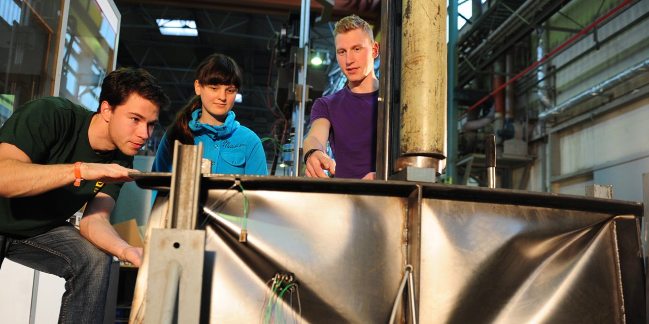 Students in the Master's programme Processing technologies of materials in the experimental hall