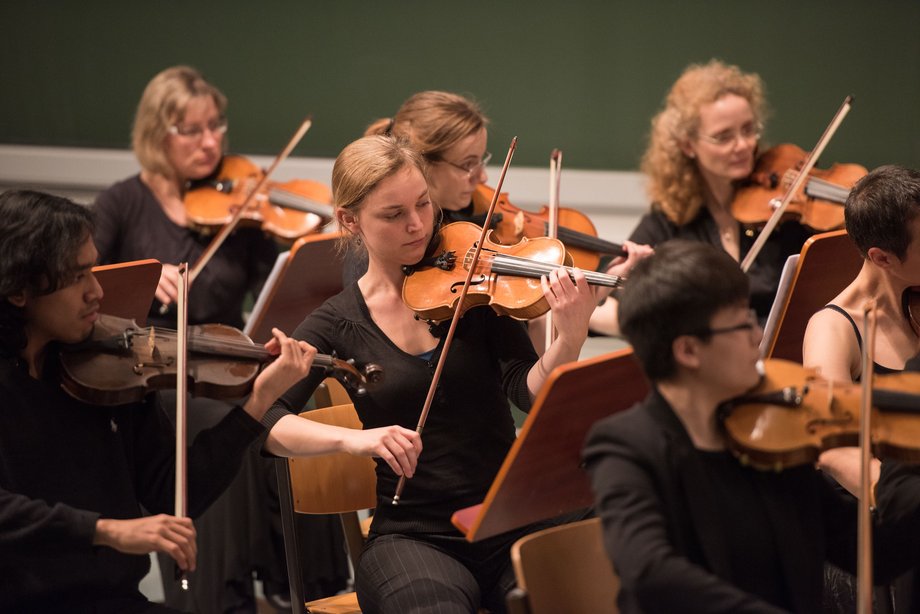Die Streicher des Collegium musicum spielen beim Jahresabschlusskonzert 2016 auf der Bühne des Audimax