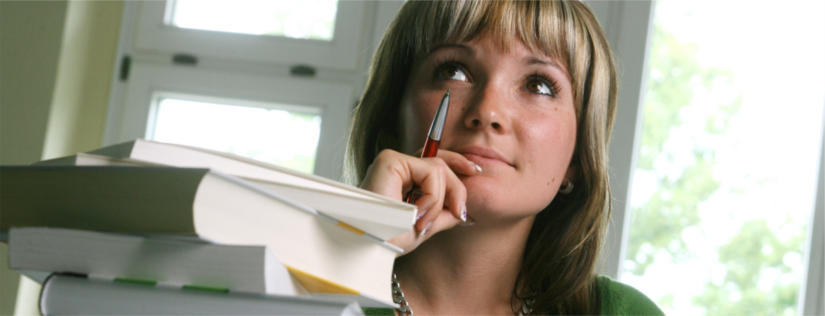 Studentin im Modul Schlüsselkompetenzen bei der Literaturrecherche Studentin im Modul Schlüsselkompetenzen bei Übungen zur richtigen Literaturrecherche