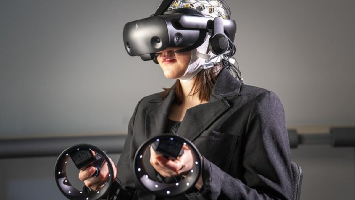 Coberbild zu "Virtuell": Lernende mit VR-Brille