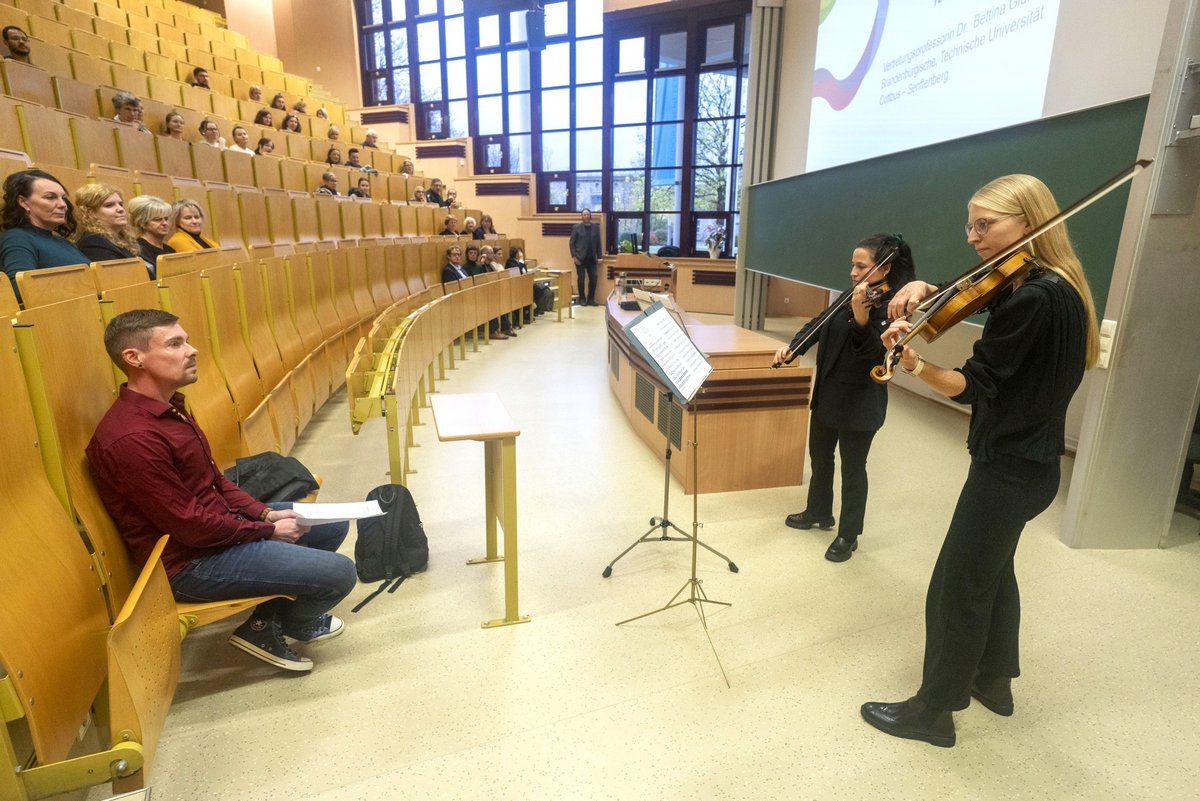 Antonia and Paola playing the violin.