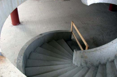 Spindeltreppe im Inneren des Gebäudes.