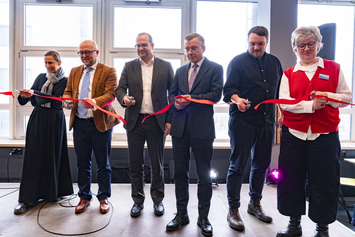 Vertreter*innen von Ministerien, BTU und Studierendenwerk durchtrennen ein rotes Band