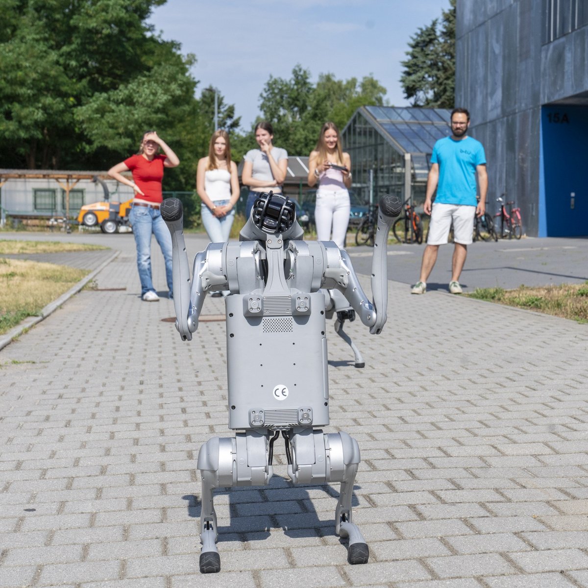 Pupils with Robohund on the BTU campus.