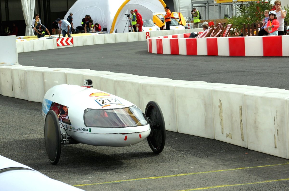 Das Fahrzeug Energiesparmobil des BTU-Teams Lausitz Dynamics auf der Rennstrecke in London.