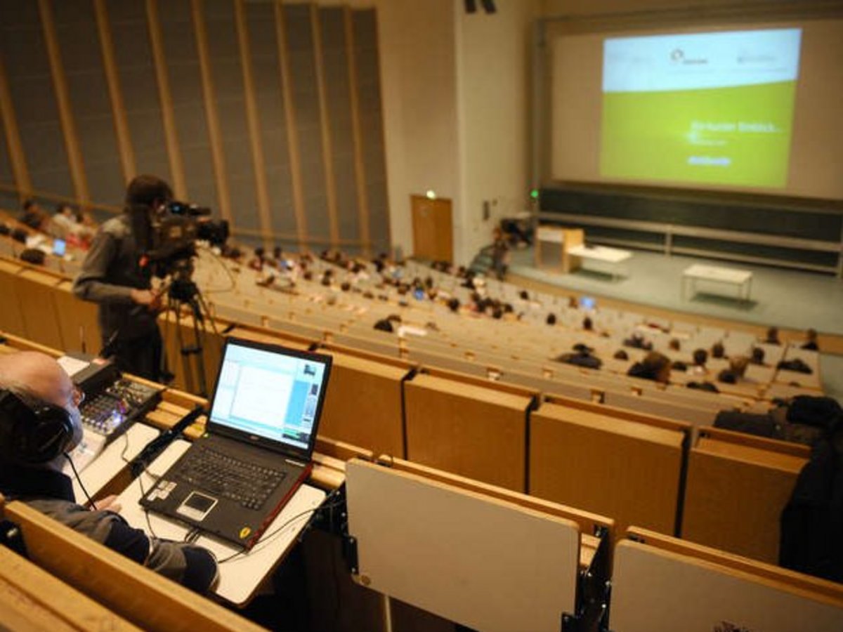 Hörsaal mit Technik zur Videoaufzeichnung