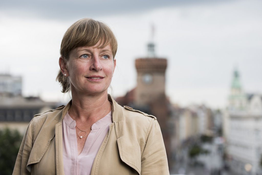 Portrait von Prof. Silke Weidner vor dem Spremberger Turm in Cottbus