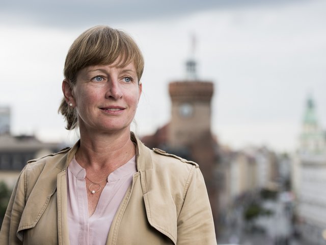 Portrait von Prof. Silke Weidner vor dem Spremberger Turm in Cottbus