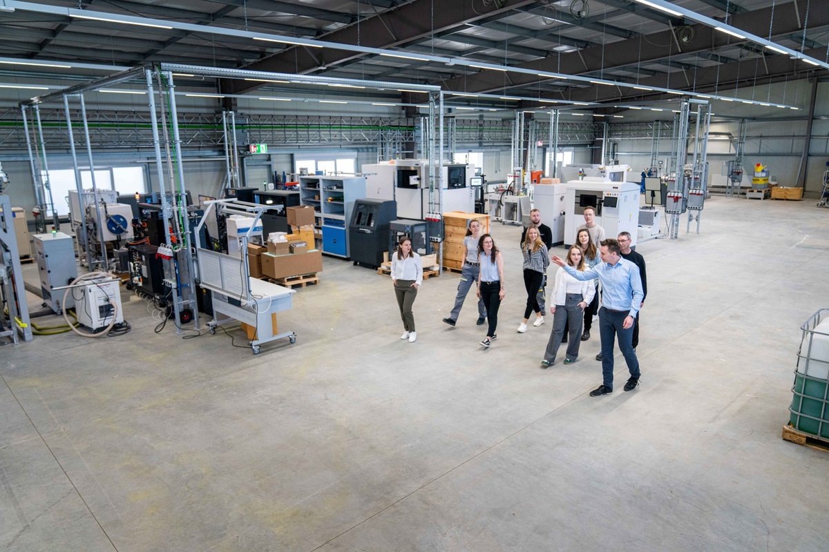 Eine Gruppe von Personen wird durch die chesco Forschungsfabrik geführt